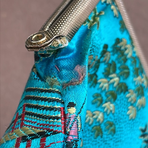 Vintage AS IS blue Chinese silk pouch - kiss closure - Picture 5 of 6